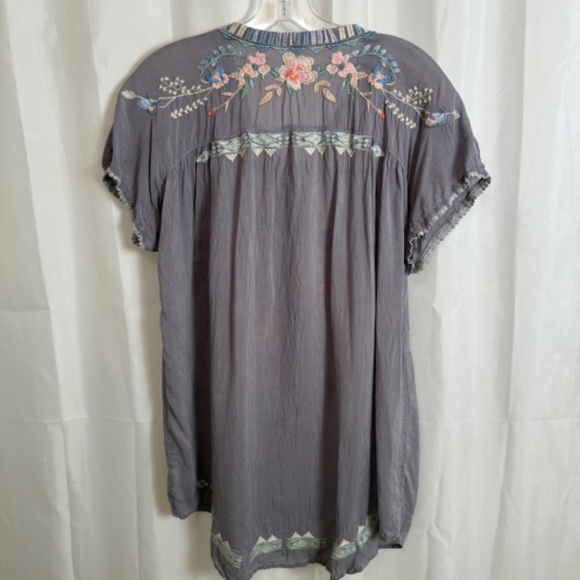 Johnny Was Short Sleeve Gray Pull-Over Shirt Colorful Embroidered Flowers Medium - Picture 5 of 14